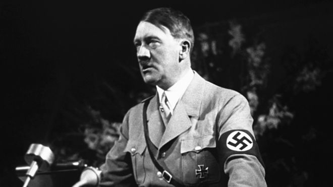 Адолф Хитлер током говора на скупу у Нирнбергу 1936. године1936