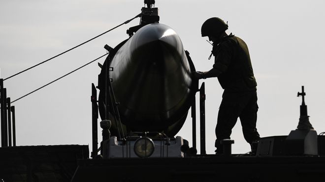 Soldado ruso con un misil Iskander