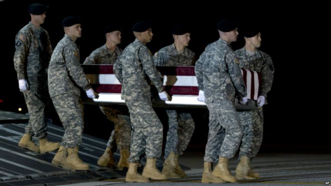 Армейская армия США перевозит останки сержанта Питера МакКенна на авиабазу в Дувре, штат Делавер. Он был убит при нападении на базу НАТО в Афганистане - 10 августа 2015 года