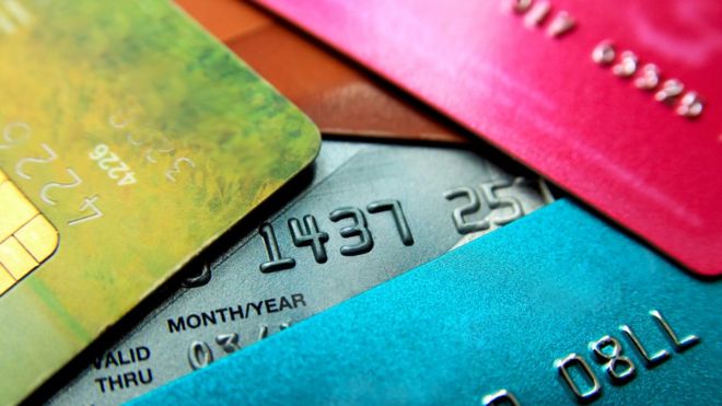 Стек из разноцветных кредитных карт.