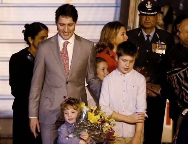 Премьер-министр Канады Джастин Трюдо и его сыновья Адриен (С) и Ксавье (R) идут к своей машине по прибытии на станцию ??ВВС Палам в Нью-Дели, Индия, 17 февраля 2018 года.