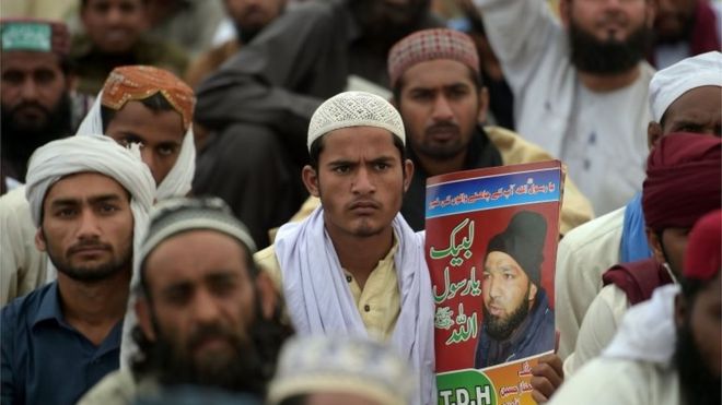 Сторонники казни исламиста Мумтаза Кадри во время антиправительственной акции протеста перед зданием парламента в Исламабаде 28 марта 2016 года.