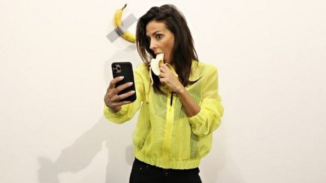 Banan fonunda selfi
