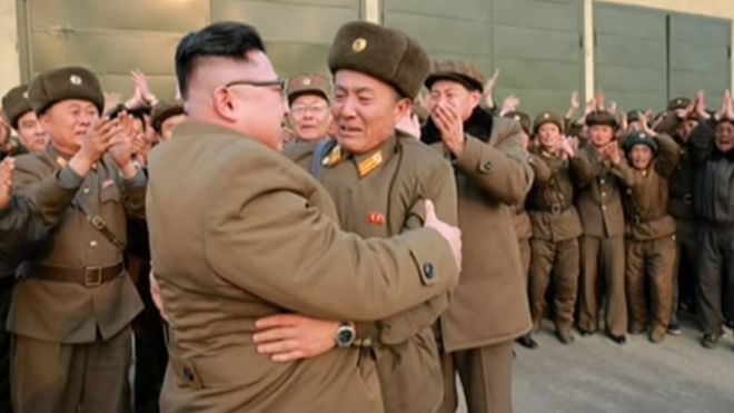 Фотография Ким Чен Ына, обнимающего военного офицера на фотографии, выпущенной 19 марта 2017 года