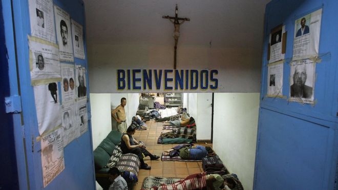 Мексиканские и центральноамериканские иммигранты отдыхают на полу в приюте для иммигрантов, недалеко от границы между США и Мексикой в ??Тихуане