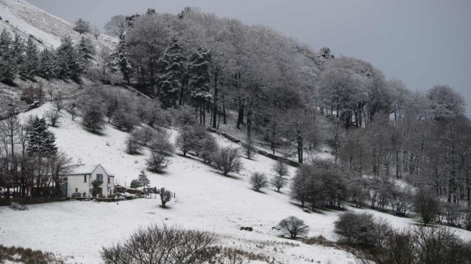 Снег в Хейфилде, Дербишир, в 2017 году