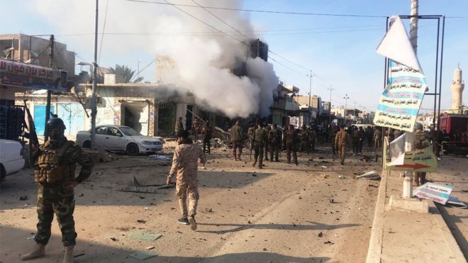 Последствия взрыва автомобильной бомбы в приграничном городе Аль-Каим на западе Ирака 11 января 2019 года