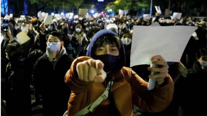 北京市民高举白纸抗议封控