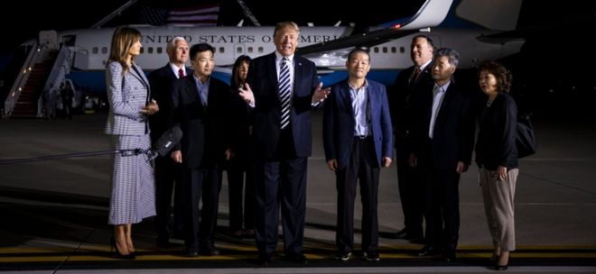 Президент США Дональд Трамп с американскими заключенными, освобожденными Северной Кореей (10 мая 2018 года)
