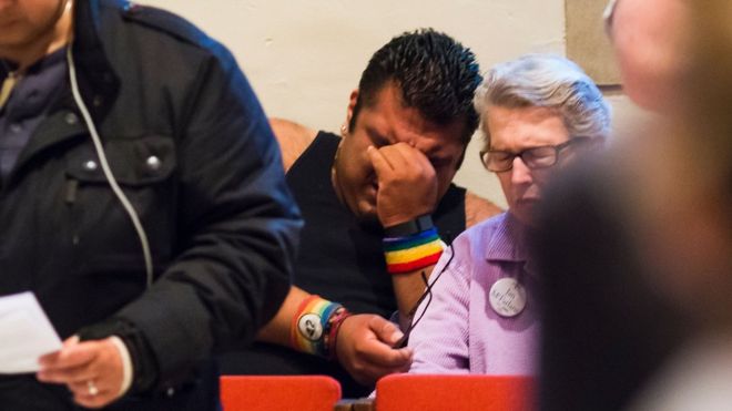 Алекс Поснер плачет во время молитвы против гомофобии и насилия с применением оружия в церкви Всех Святых в Пасадене, штат Калифорния, в ответ на массовые расстрелы в ночном клубе для геев в Орландо, штат Флорида.