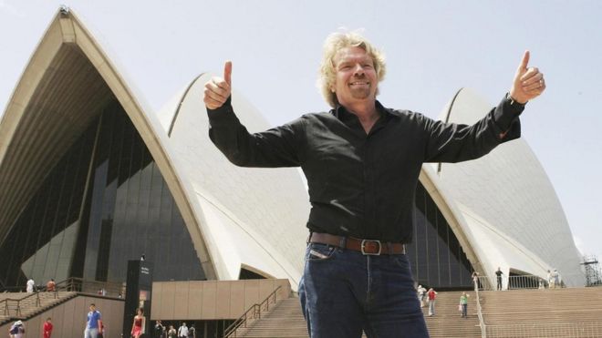 Sir Richard Branson: Tỷ phú người Anh nổi tiếng đã không dùng bộ com lê và cà vạt vào những năm 1990 để mặc áo sơ mi hở cổ và quần jean Levi's