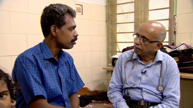 O mÃ©dico indiano MR Rajagopal com um paciente em um consultÃ³rio mÃ©dico