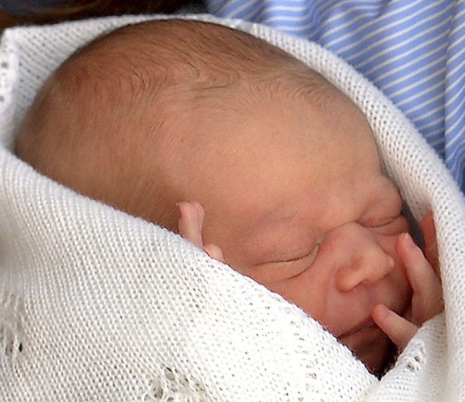 Принц Уильям держит своего маленького сына возле крыла Линдо в больнице Св. Марии, а затем уезжает с Кэтрин, герцогиней Кембриджской, в центральный Лондон 23 июля 2013 года.