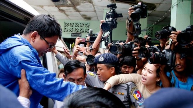 Жена репортера Reuters Ва Лоне Пан Эй Мон (2-й) пытается поймать его за руку, когда он прибывает в суд в Янгоне, Мьянма, 27 декабря 2017 года.