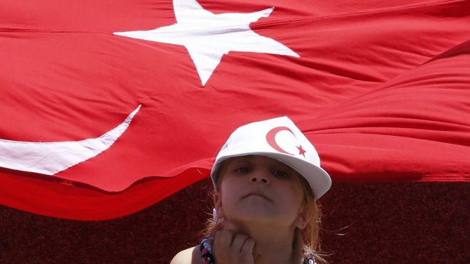 Niña con la bandera turca