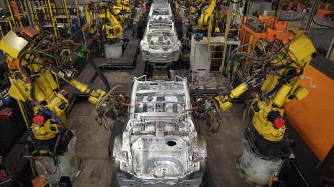 Роботизированные манипуляторы собирают и сваривают корпус кузова автомобиля Nissan на производственной линии в Сандерленде Nissan