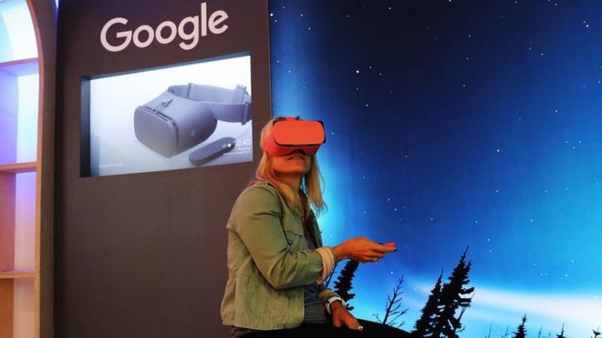 Женщина тестирует гарнитуру Daydream VR