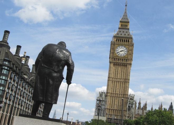 Биг Бен со статуей Уинстона Черчилля