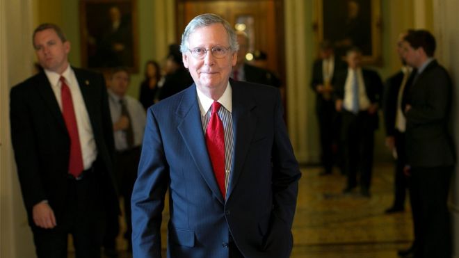 Лидер меньшинства в Сенате Митч Макконнелл возвращается в свой офис после встречи республиканцев в Сенате в Капитолии США 15 октября 2013 г.