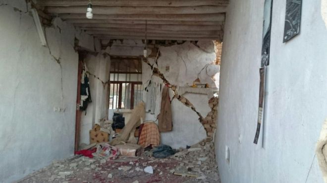 Здание повреждено в результате землетрясения в Иране