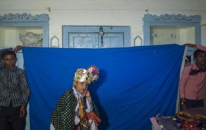 மணமகளுக்காக காத்திருக்கும் மணமகன்