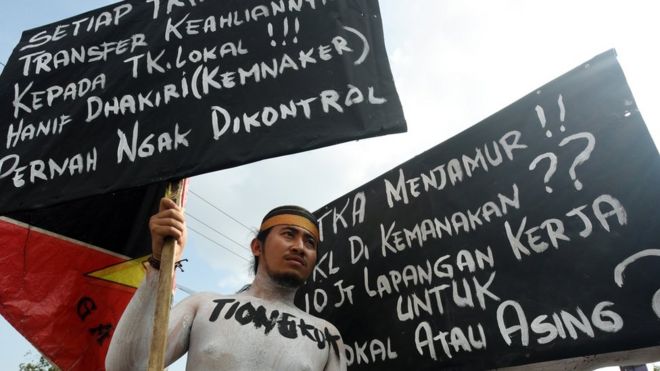 Mahasiswa yang tergabung dalam Gerakan Aktivis Mahasiswa melakukan aksi di depan Kantor DPR Makassar, Sulawesi Selatan, Kamis (3/5) untuk menolak "dominasi tenaga kerja asing (TKA)" di Indonesia.