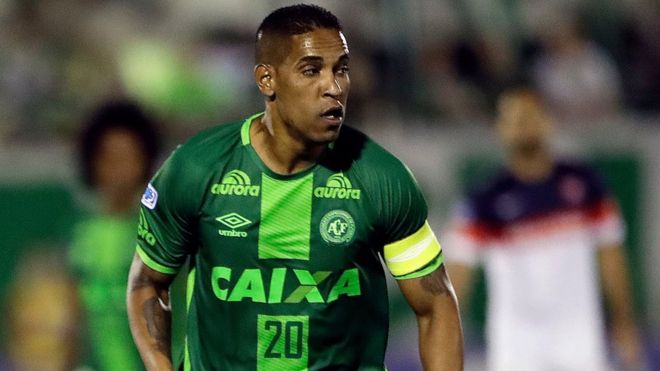 Маркос Анджелери из бразильского Chapecoense соперничает за мяч с Tiaguinho из аргентинского Сан-Лоренцо во время их полуфинального матча второго этапа 2016 года по футболу Copa Sudamericana 23 ноября