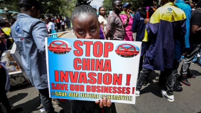 肯尼亚中小企业商贩手持标语牌并高喊口号，抗议中国人拥有从事进口、制造和分销的企业