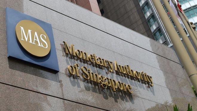 Общий вид показывает логотип Денежно-кредитного управления Сингапура (MAS) в Сингапуре