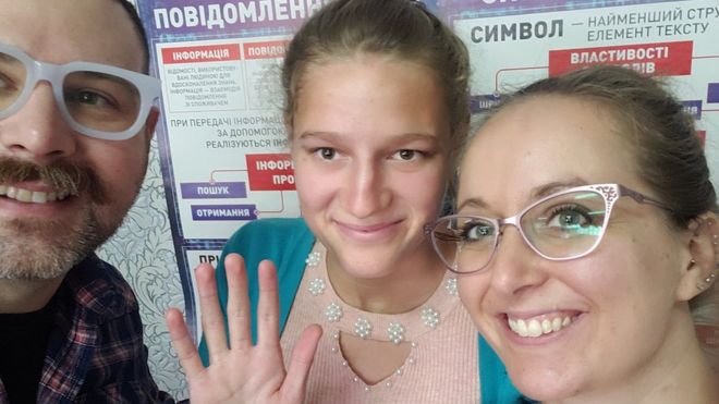 Bethany y Nik Wight visitando a su hija en Ucrania