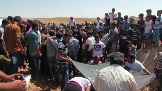 トルコ沖で溺死したシリアの幼児が故郷コバニで埋葬された