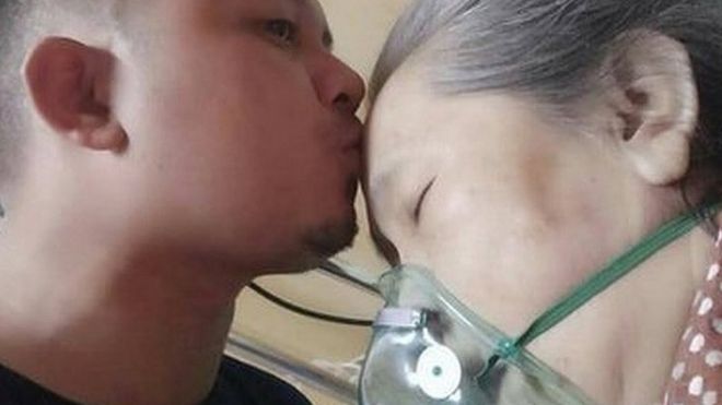 Bobby mencium ibunya untuk terakhir kali.