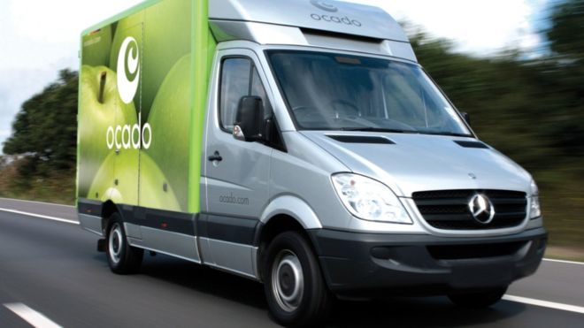 Фургон с доставкой Ocado на дороге