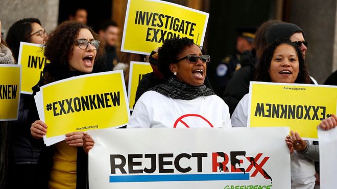 Протестующие с знаками #exxonknew