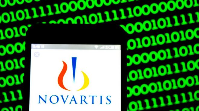 Logo de Novartis en un teléfono.
