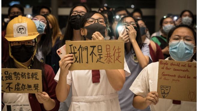 å­¦çä»¬èº«ç©¿æ ¡æå¸¦å£ç½©æè®®ï¼æä¸ºé¦æ¸¯ç¤ºå¨è¿åå¹´æ¥çéè¦ç»é¢ã