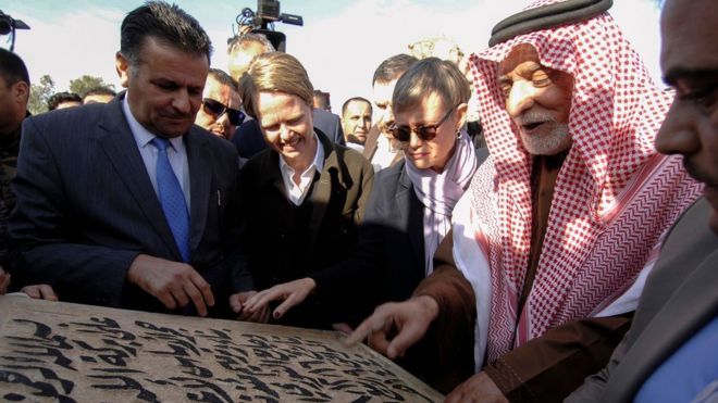 Глава суннитского фонда Ирака Абдул Латиф аль-Хумаим касается краеугольного камня новой Великой мечети аль-Нури в Мосуле (16 декабря 2018 года)