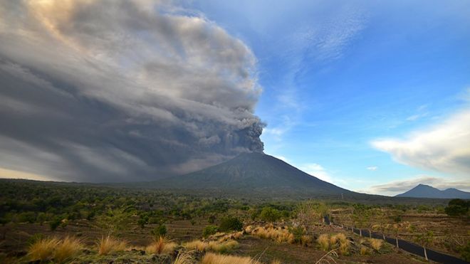 Извержение вулкана Агунг на Бали.