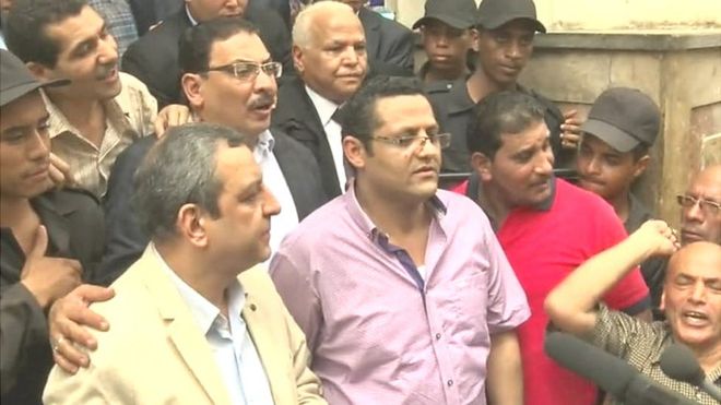 محكمة مصرية تقضي بحبس نقيب الصحفيين المصريين وعضوين بمجلس النقابة عاميْن