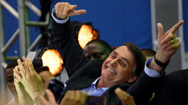 Jair Bolsonaro saluda a sus seguidores durante el lanzamiento de su candidatura presidencial.