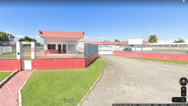 Reprodução de imagem do Google Street View mostra fachada e portaria de fábrica durante o dia