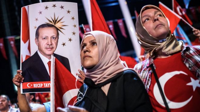 Турецкие женщины на митинге сторонников Эрдогана, Стамбул, 22 июля 16