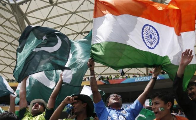 Болельщики пакистанской команды по крикету (слева) и индийской команды приветствуют на трибунах перед матчем между двумя сторонами на чемпионате мира по крикету в Аделаиде, 15 февраля 2015 года.