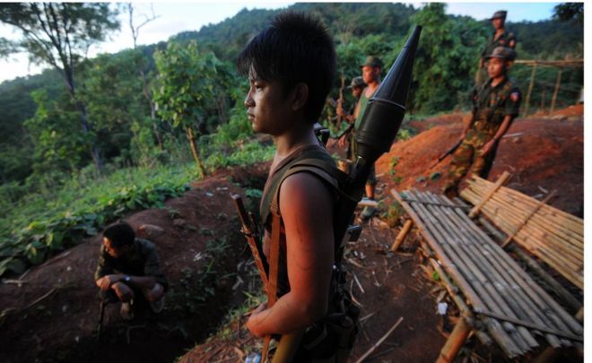 Снимок, сделанный в сентябре 2012 года, на котором изображены солдаты Демократического фронта всех студентов Бирмы - Северная Бирма (ABSDF-NB), союзника Армии независимости Качина (KIA), на аванпосте на линии фронта Лая Ян