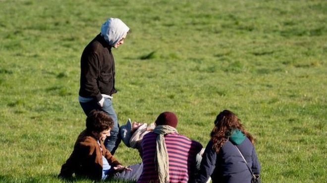 Gente en un parque en Londres