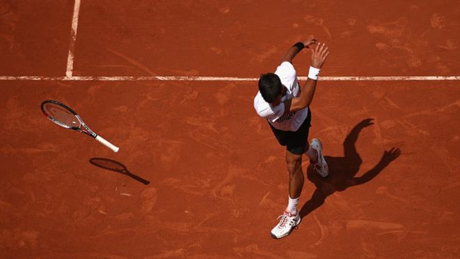 Novak DokoviÄ‡ tira la raqueta en el suelo durante un partido