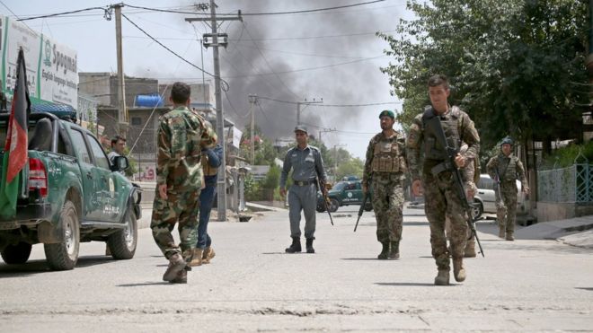 Афганские силовики охраняют дорогу за пределами места нападения