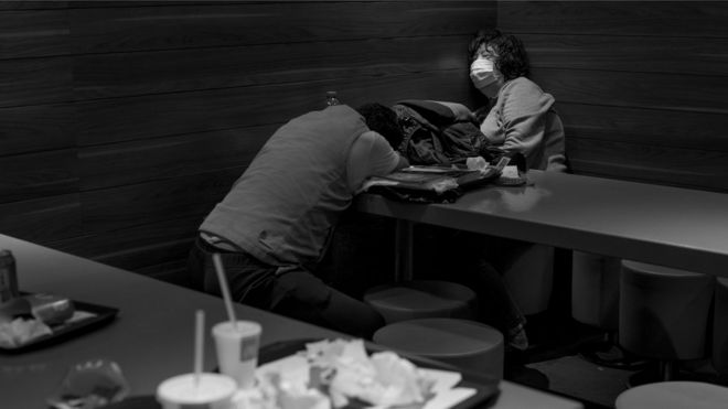 Два человека спят в Макдональдсе