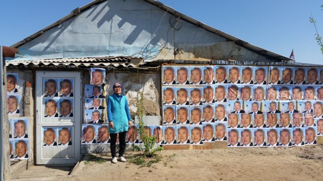 Женщина в Астане, Казахстан, оштукатурила наружные стены своего дома изображениями президента Нурсултана Назарбаева, чтобы остановить его от сноса