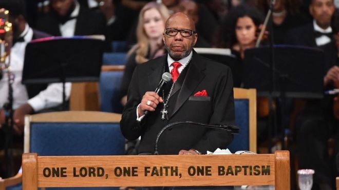 Pastor Jasper Williams Jr. em discurso durante o funeral da cantora Aretha Franklin
